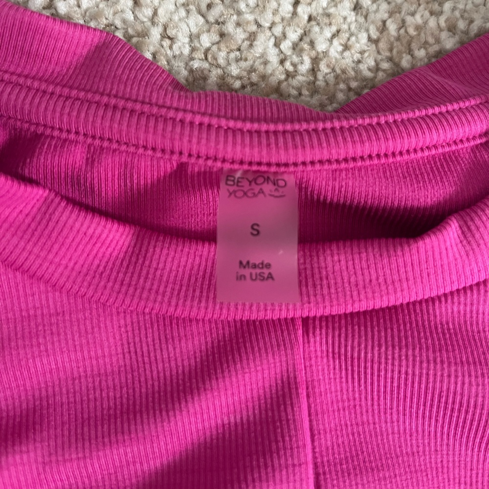 Beyond Yoga Ribbed Twist Front Crop Top Bright Beet Size Small - Picture 4 of 6